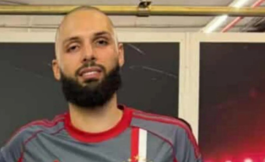 Ολυμπιακός: Οπαδός έκανε δώρο στον Φουρνιέ την ποδοσφαιρική φανέλα των ερυθρολεύκων που τον ξετρέλανε