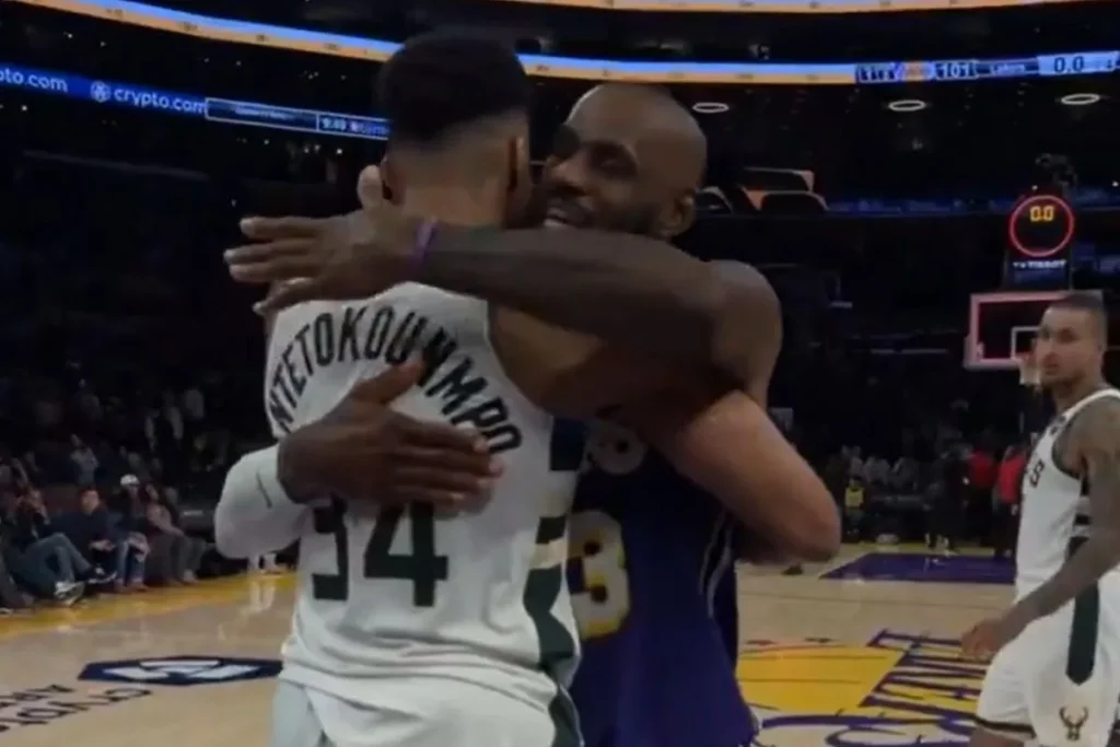 NBA Λέικερς – Μπακς: Η αγκαλιά Γιάννη Αντετοκούνμπο – ΛεΜπρόν Τζέιμς μετά το φινάλε