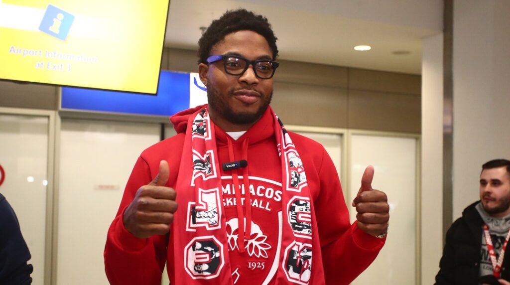 Υποδέχτηκε τον Ταϊρίκ Τζόουνς ο Ολυμπιακός – «Ενθουσιασμένος για τη συνεργασία με τον Μπαρτζώκα»