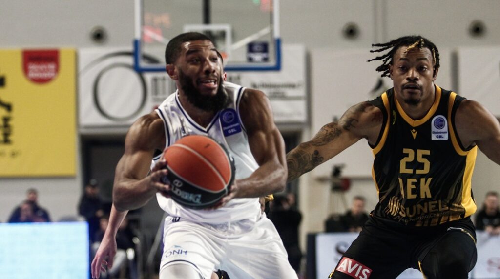 Με «καυτό» Μπάρτλεϊ η ΑΕΚ πέρασε από την Καρδίτσα (79-71)