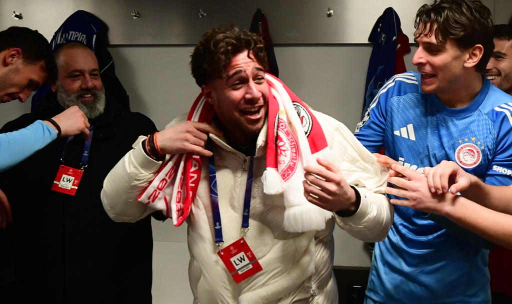 Ολυμπιακός: Ο Μπάμπης Κωστούλας μπήκε στα αποδυτήρια και πανηγύρισε με την ομάδα (vid)