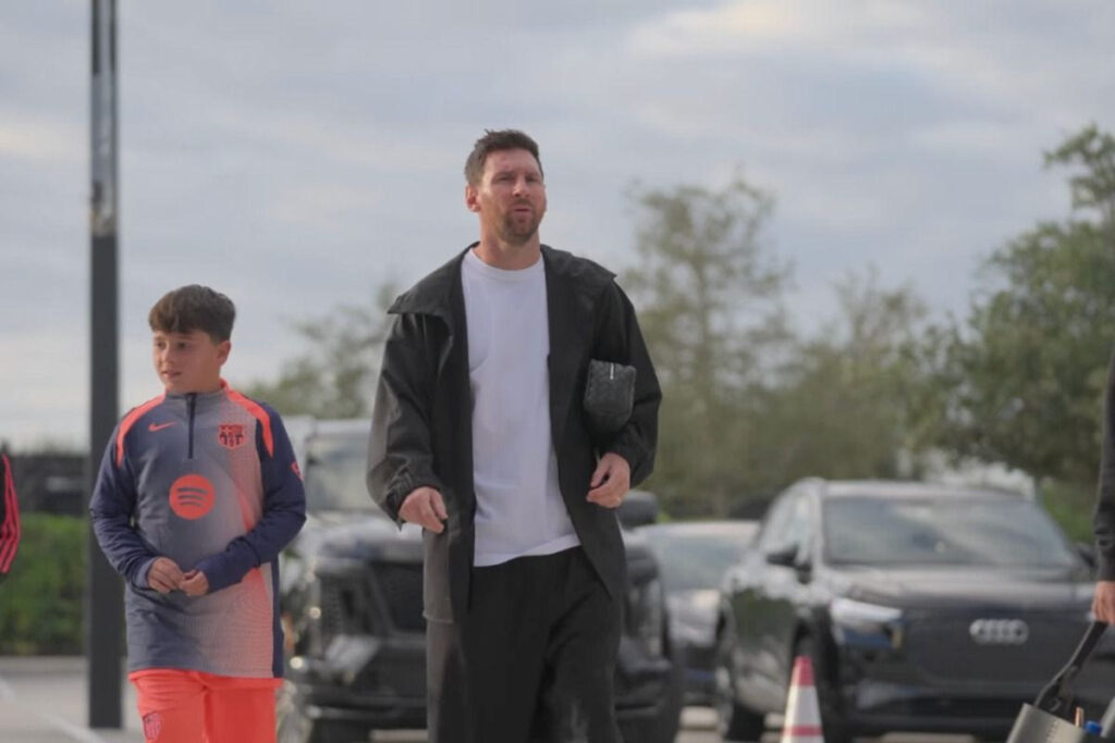 Εικόνα που μένει: Ο γιος του Μέσι φόρεσε φανέλα της Μπαρτσελόνα στο γήπεδο της Ίντερ Μαϊάμι