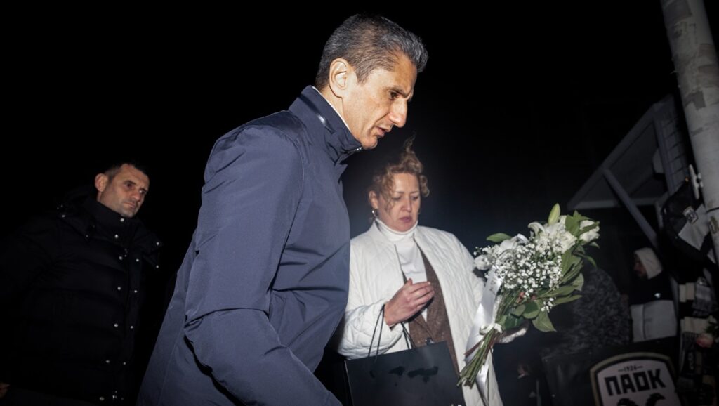 Σύσσωμος ο ΠΑΟΚ στην Τούμπα – Στιγμές συγκίνησης για τους 7 νεκρούς στη Ρουμανία