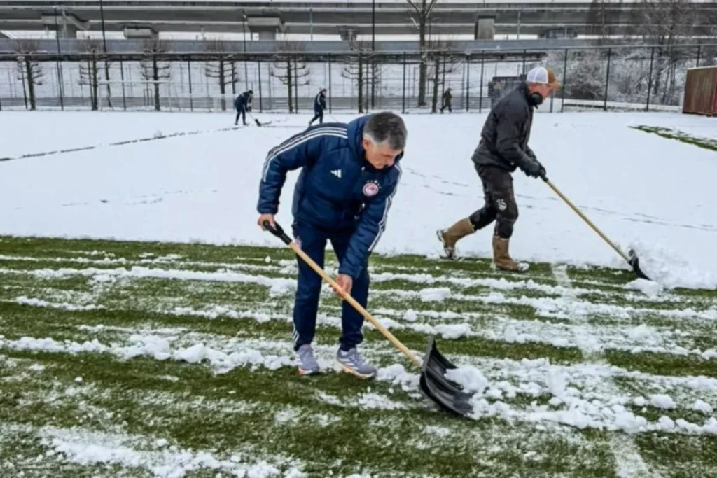 Ολυμπιακός: Ο Μεντιλίμπαρ καθαρίζει τα χιόνια με φτυάρι για να γίνει η προπόνηση