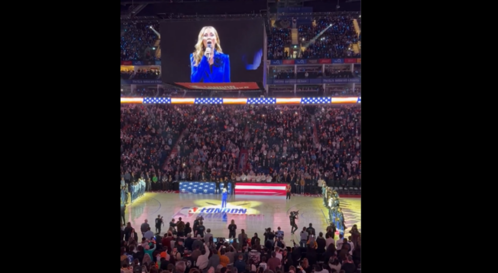 NBA: Φίλαθλος διέκοψε τον εθνικό ύμνο των ΗΠΑ σε αγώνα στη Βρετανία φωνάζοντας για την Γροιλανδία και αποθεώθηκε