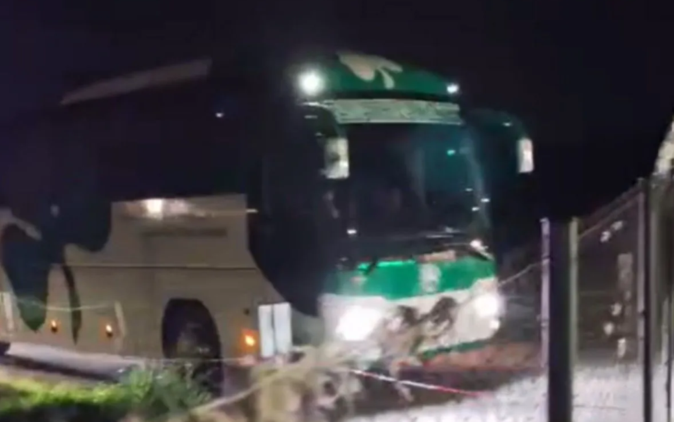 Παναθηναϊκός: Αποδοκιμασίες από οπαδούς του τριφυλλιού κατά την άφιξη της αποστολής στο Κορωπί