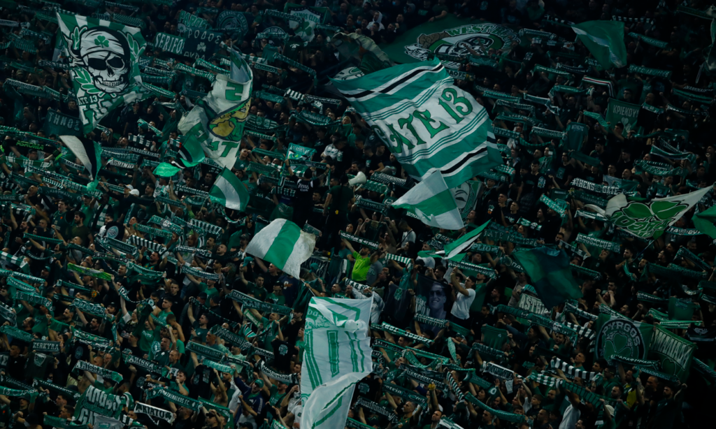 Παναθηναϊκός AKTOR – Ολυμπιακός: Λιποθυμικό επεισόδιο οπαδού στις κερκίδες του T-Center Athens