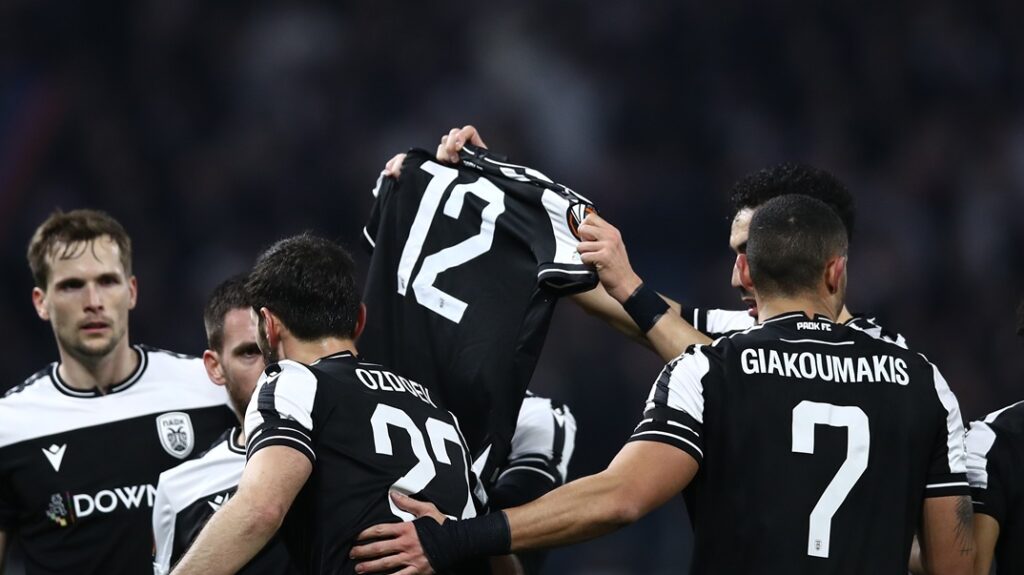Λιόν-ΠΑΟΚ 0-1: Ο Γιακουμάκης, αλλά κανείς δεν πανηγύρισε – Ο Ζίβκοβιτς ύψωσε φανέλα στη μνήμη των επτά αδικοχαμένων φιλάθλων (vid)