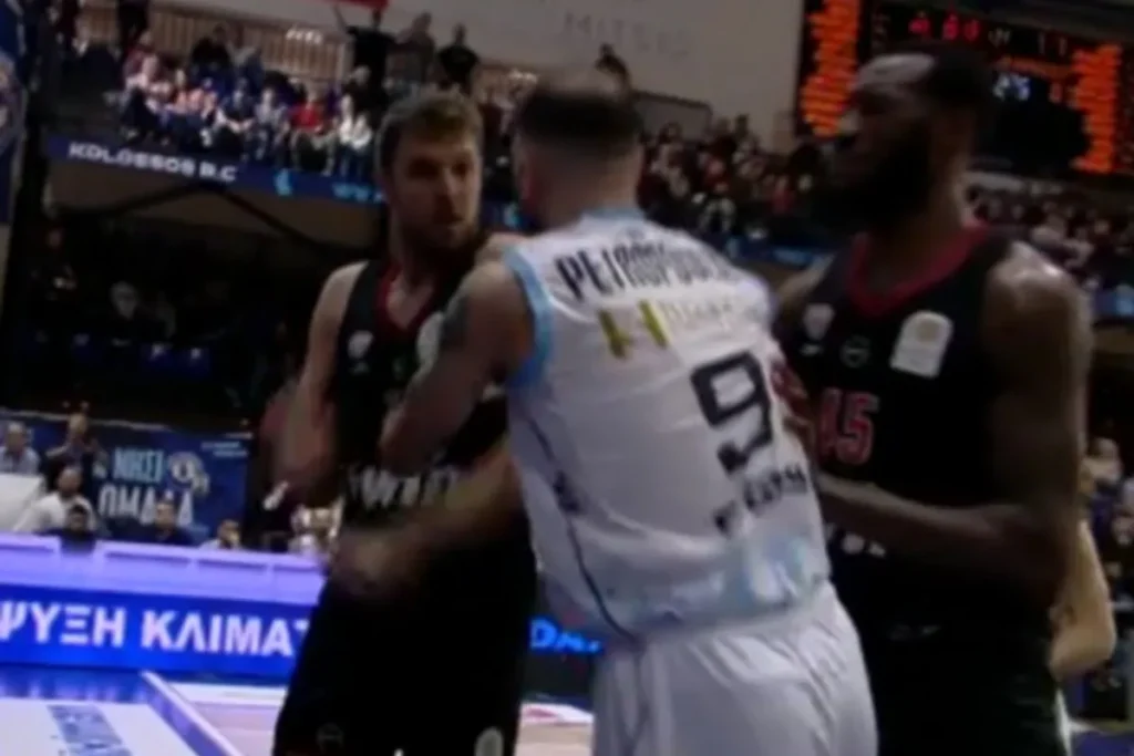 Κολοσσός – Ολυμπιακός: Αψιμαχία Βεζένκοβ και Πετρόπουλου – Παραλίγο να έρθουν στα χέρια