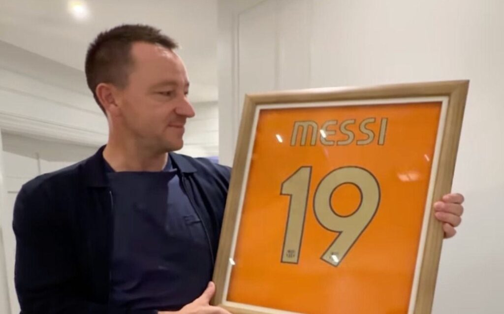 Τζον Τέρι: Έβγαλε σε δημοπρασία ιστορικές φανέλες και συγκέντρωσε 350.000 ευρώ για φιλανθρωπικές οργανώσεις