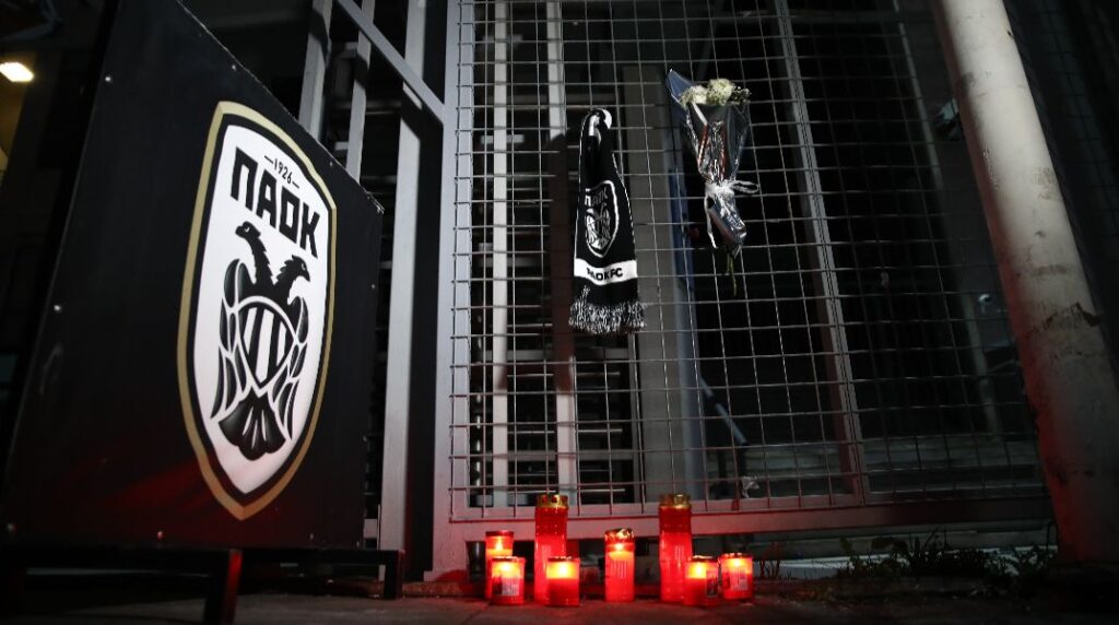 ΠΑΟΚ: Θρήνος για το δυστύχημα στη Ρουμανία – Κεράκια και κασκόλ έξω από την Τούμπα