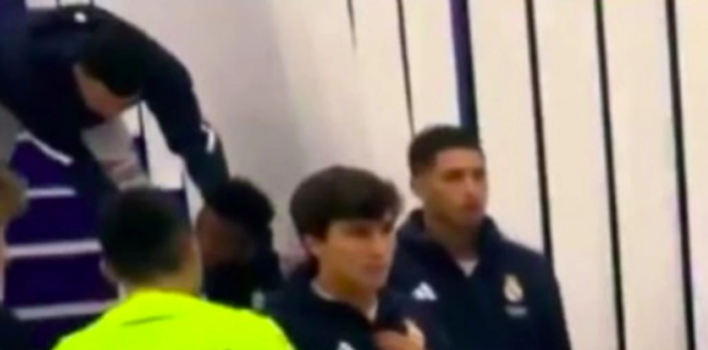 Καζάνι που βράζει η Ρεάλ Μαδρίτης – Παρηγορούσε τον Βινίσιους μετά το γιουχαρίσμα των οπαδών ο Εμπαπέ