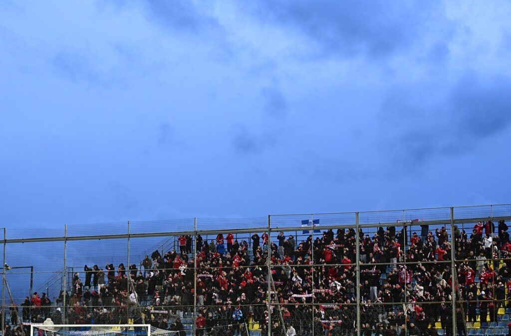 Ολυμπιακός: Αποθέωση από τους οπαδούς με τη σέντρα στην Τρίπολη – «Μπαρτζώκα, ψυχάρα, Ολυμπιακάρα»