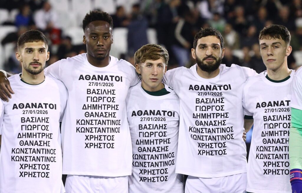 Συγκίνηση στο Παναθηναϊκός – ΠΑΟΚ: Με μπλουζάκια με τα ονόματα των αδικοχαμένων οπαδών του Δικέφαλου μπήκαν οι παίκτες των δύο ομάδων