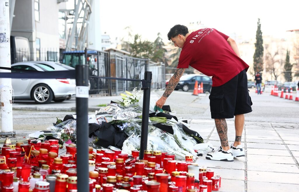 Χόρχε Σάντσες: Άφησε λουλούδια στο μνημείο θυμάτων του ΠΑΟΚ