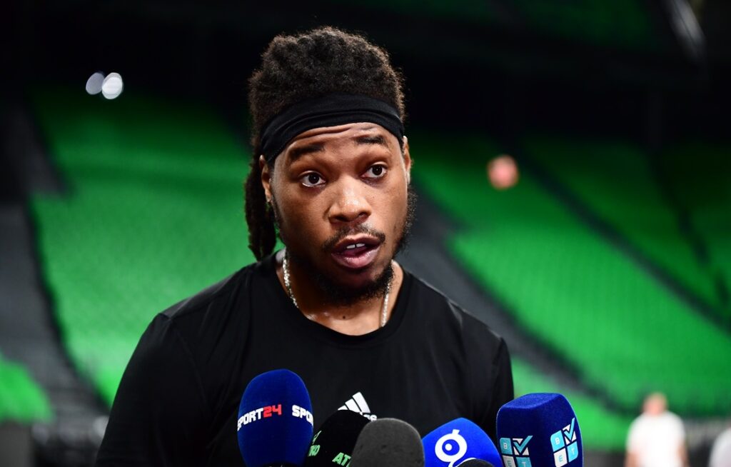 Χολμς: «Πρέπει να μάθω πώς σφυρίζουν οι διαιτητές, αν το κάνω αυτό θα είμαι καλά»