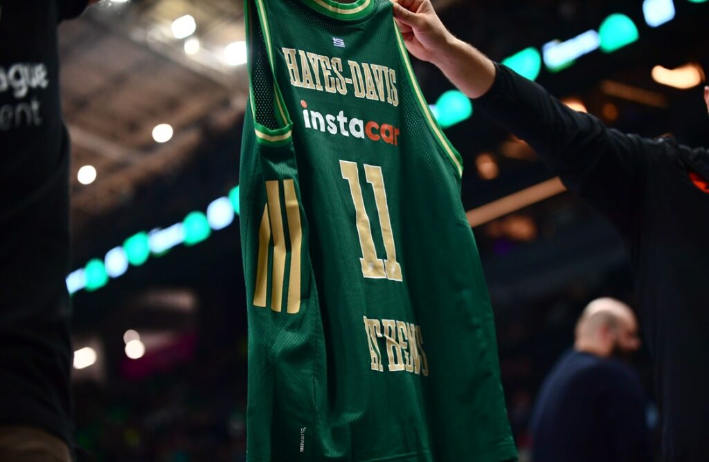 Παναθηναϊκός: Ο Χέιζ-Ντέιβις εμφανίστηκε στα matrix και η φανέλα του στις κερκίδες του T-Center