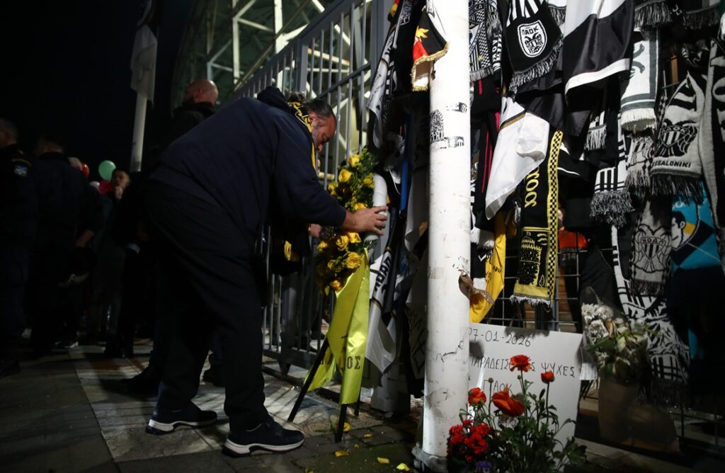 Ηλιόπουλος: Κατέθεσε στεφάνι για τους νεκρούς οπαδούς του ΠΑΟΚ