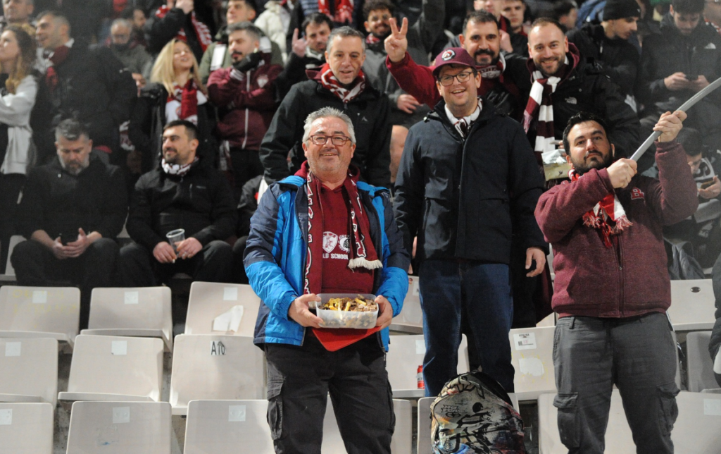 Η πιο viral στιγμή της Super League: Φίλαθλος πήγε να δει την ΑΕΛ στο Πανθεσσαλικό με… δυόμισι κιλά παϊδάκια