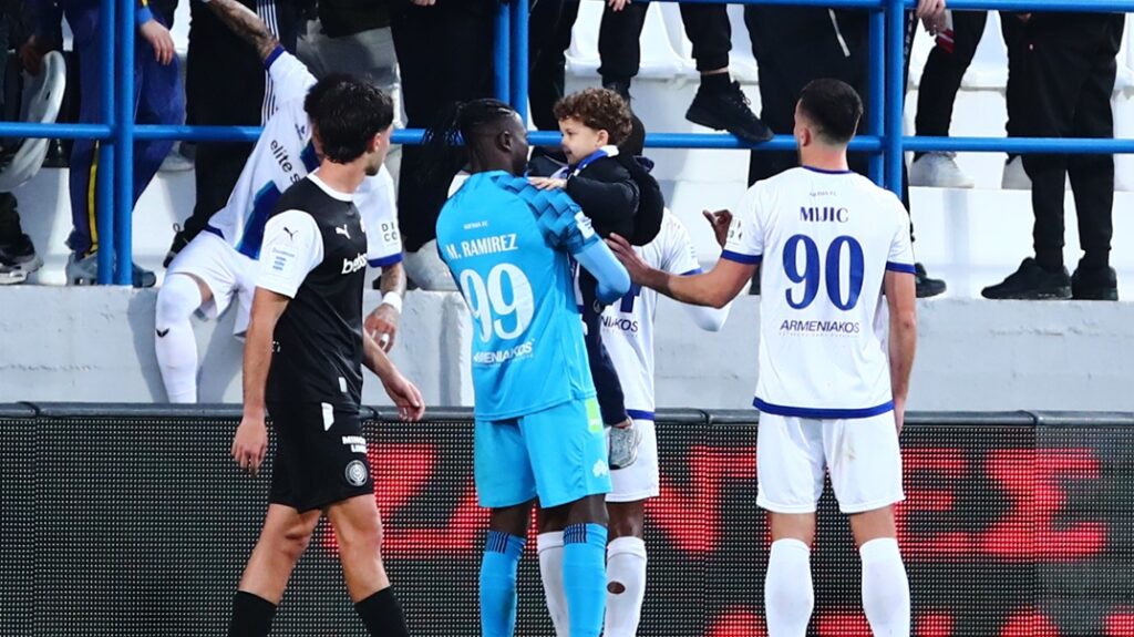 Ένταση στις κερκίδες στο Κηφισιά-ΟΦΗ: Ο Αντόνισε ανέβηκε στα κάγκελα για να ηρεμήσει το παιδί του