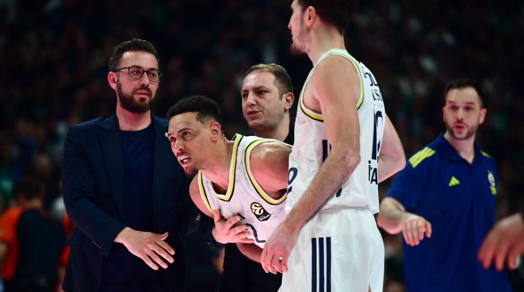 Τα έβαλε με τον Μπόλντγουιν και η σύντροφος του Ναν: «Σε σιχαίνομαι, μικρέ άντρα»