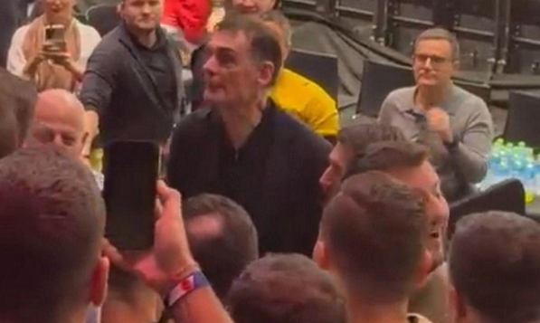 Ένταση στο Ντουμπάι: Οπαδός έβρισε τον Μπαρτζώκα και ο προπονητής του Ολυμπιακού ανέβηκε έξαλλος στην εξέδρα
