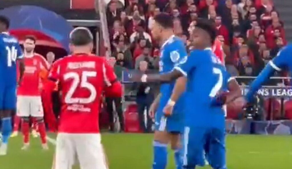 Μπενφίκα: «Το VIDEO που δείχνει ότι οι παίκτες της Ρεάλ δεν μπορούσαν ν’ ακούσουν αυτό που ισχυρίζονται πως άκουσαν»