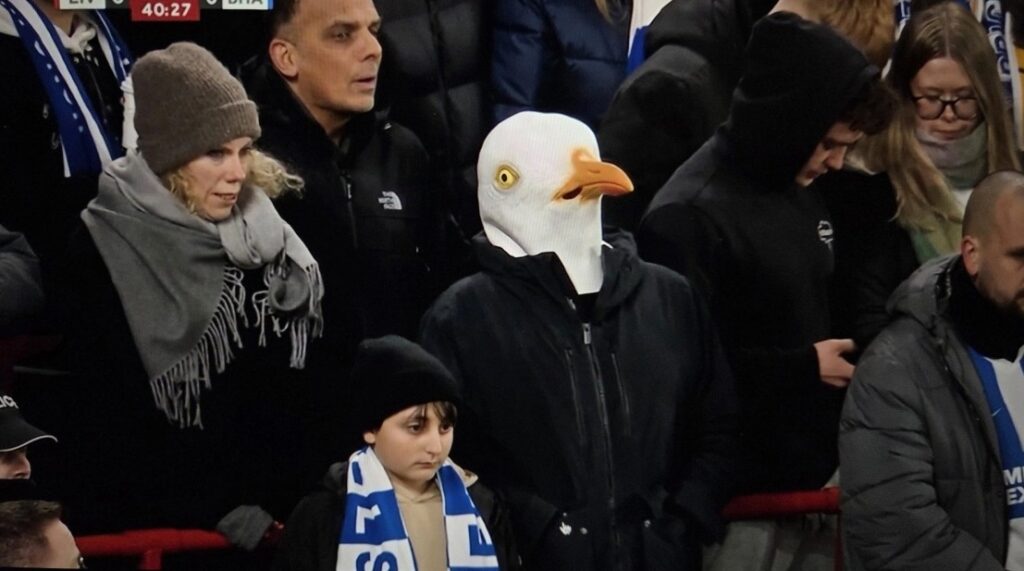 Λίβερπουλ – Μπράιτον: Απίστευτος οπαδός πήγε στο Άνφιλντ ντυμένος γλάρος