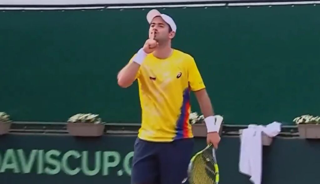 Davis Cup: Τενίστας πανηγύρισε προκλητικά και έφυγε από το γήπεδο με συνοδεία αστυνομίας