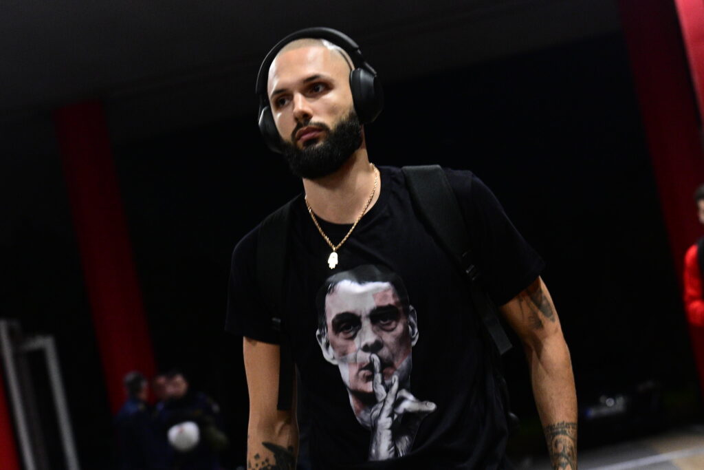 Ο Φουρνιέ έστειλε το μήνυμα – Με μπλούζα Μπαρτζώκα «έσκασε» στο ΣΕΦ