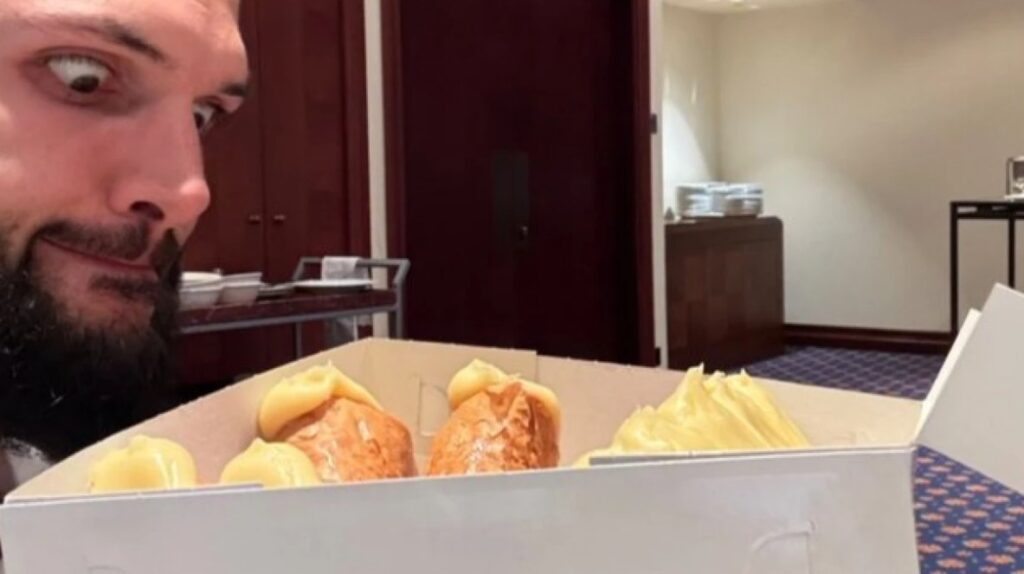 Εβάν Φουρνιέ: Γιόρτασε τον Άγιο Βαλεντίνο αγκαλιά με… τρίγωνα Πανοράματος