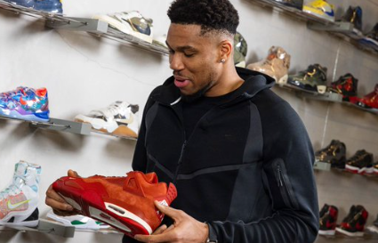 Ο Γιάννης Αντετοκούνμπο για πρώτη φορά στη ζωή του αγόρασε μπασκετικό σετ παπουτσιών! (vid)