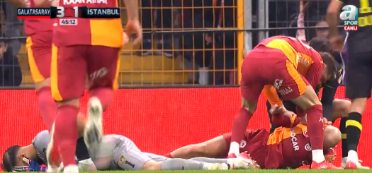 Δραματικές στιγμές στην Τουρκία: Ο Γιλμάζ έσωσε συμπαίκτη του μετά από κατάρρευση στο Γαλατασαράι-Ιστάνμπουλσπορ