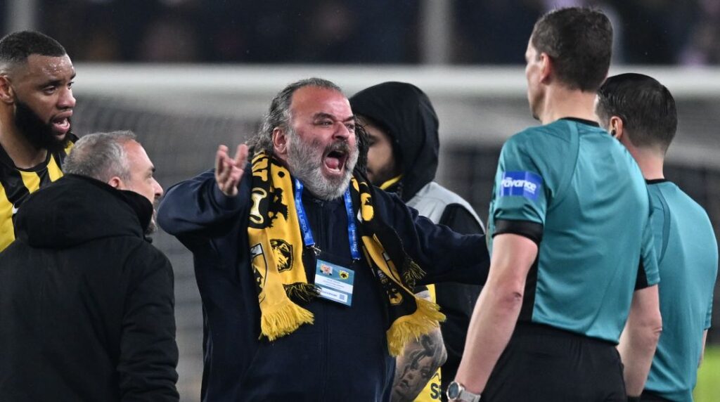 Εν εξάλλω ο Μάριος Ηλιόπουλος – Τα…έψαλλε στον Μάκελι και την ομάδα του για το πέναλτι