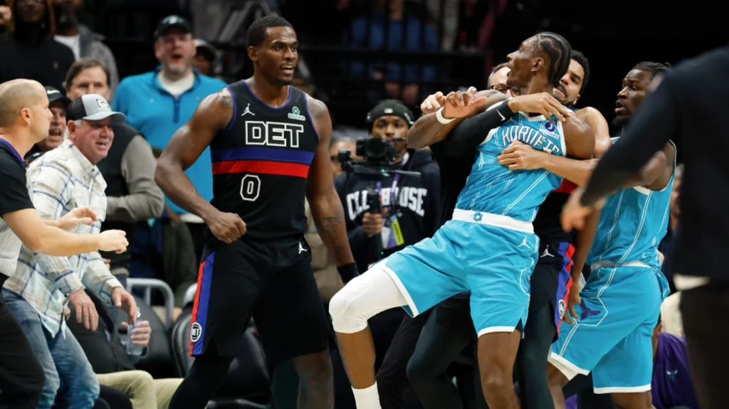 Καβγάς και αποβολές στο Χόρνετς-Πίστονς: Τέσσερις παίκτες εκτός αγώνα μετά το επεισόδιο