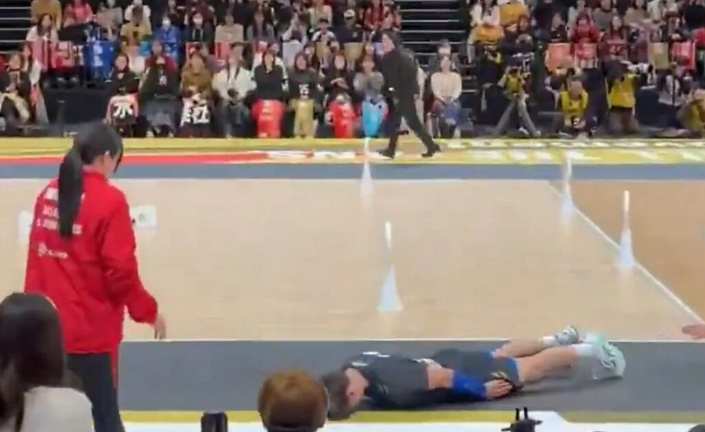 Ιαπωνία: Βολεϊμπολίστας γονάτισε και ζητούσε συγγνώμη από κοπέλα που χτύπησε κατά λάθος με το σερβίς του