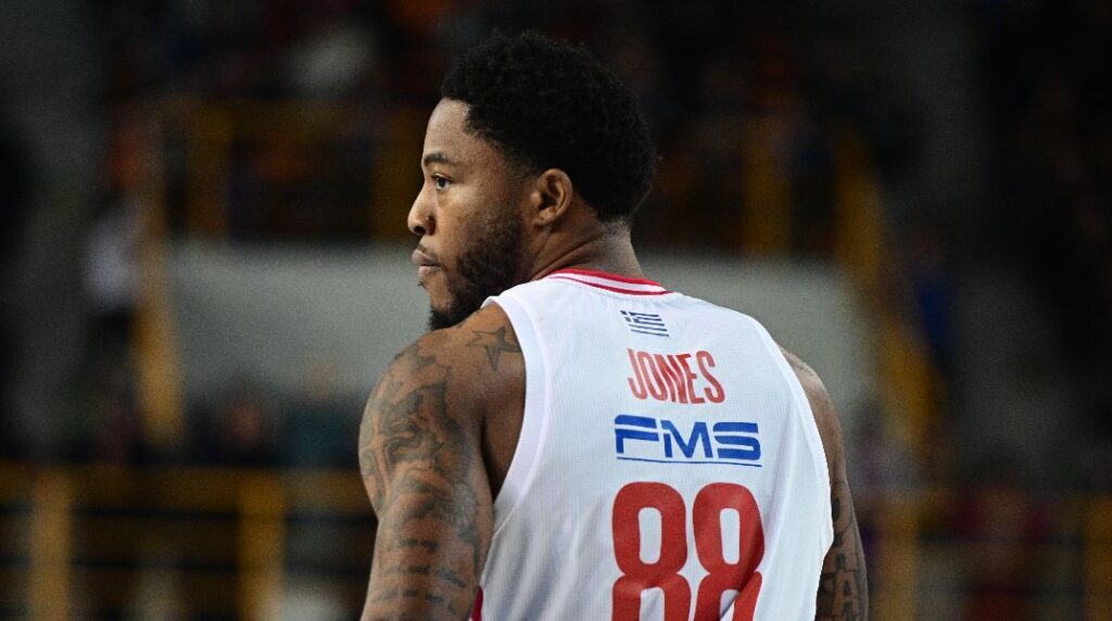 Ολυμπιακός: Συναγερμός με Ταιρίκ Τζόουνς – Αποχώρησε κρατώντας το πόδι του