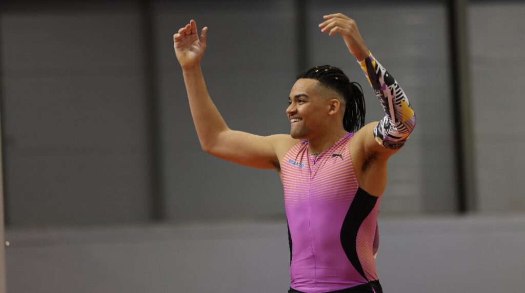 Πετάει ο Manolo; Πετάει! – Ο Καραλής έσπασε το πανελλήνιο ρεκόρ κλειστού στίβου με άλμα στα 6,07μ.