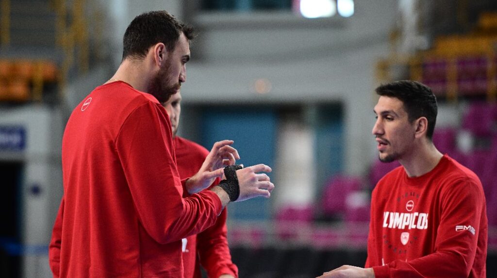 Allwyn F8: Με νάρθηκα στο χέρι ο Μιλουτίνοβ στην προπόνηση του Ολυμπιακού (pic)