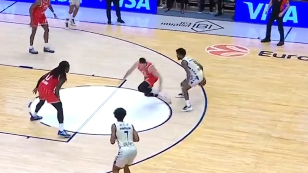 H φάση της αγωνιστικής στην Euroleague: Ο Μοντέρο «ζάλισε» τον Μίτσιτς και τον έριξε στο παρκέ (+vid)