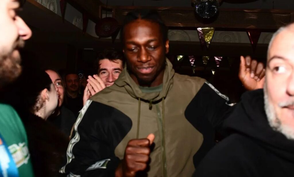 Παναθηναϊκός: Τρέλα στα πανηγύρια για το Κύπελλο με πρωταγωνιστές Κέντρικ Ναν και… Πέγκυ Ζήνα (vid)