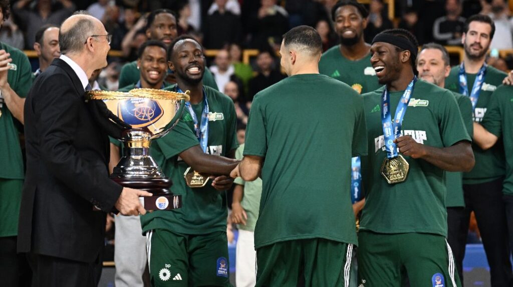 Ολυμπιακός-Παναθηναϊκός: Αποδοκιμασίες σε Λιόλιο στο ξεκίνημα της απονομής των μεταλλίων