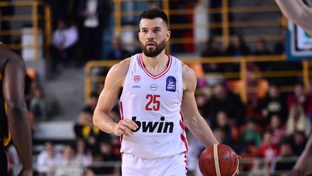 Πίτερς: «Η απόφαση να καλυφθεί ολόκληρο το γήπεδο με αυτοκόλλητο, δεν δείχνει ιδιαίτερο σεβασμό στην υγεία των παικτών»