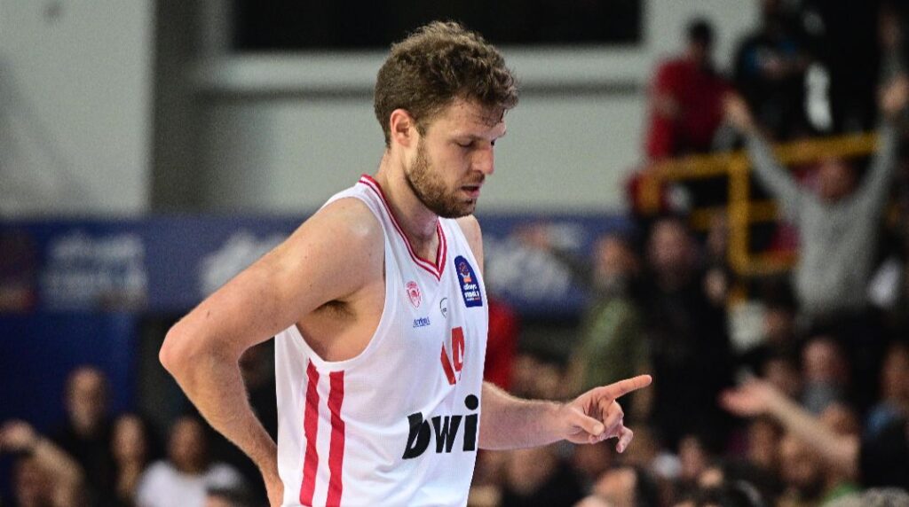 Ένιωσε ενοχλήσεις ο Βεζένκοφ – Αποσύρθηκε στα αποδυτήρια