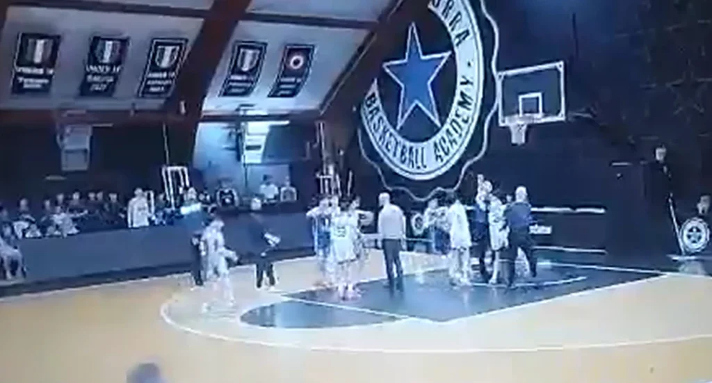 Απίστευτο σκηνικό σε αγώνα μπάσκετ στην Ιταλία: Πατέρας γρονθοκόπησε μικρό αθλητή