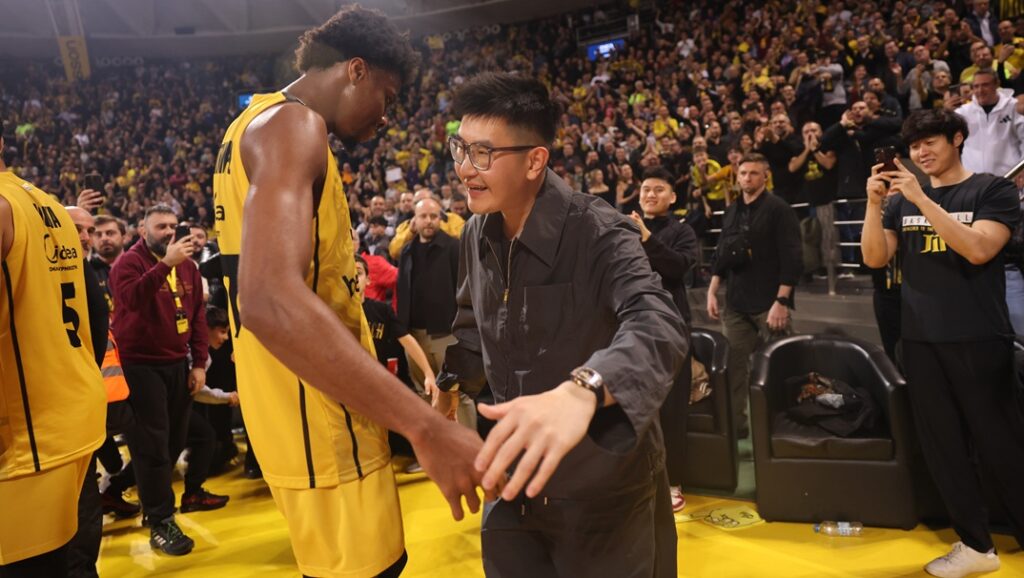 Άρης: Ενθουσιασμός και συγχαρητήρια στα αποδυτήρια από Σιάο