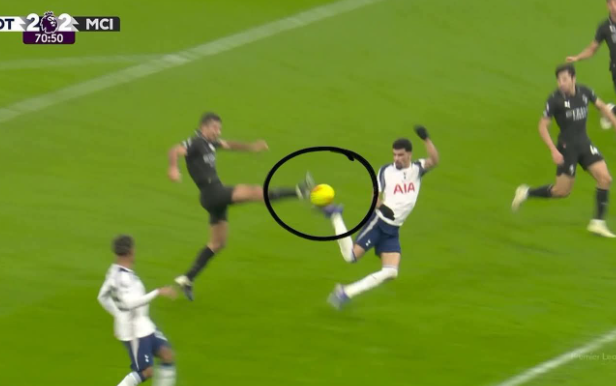 Δεν χορταίνουμε να το βλέπουμε – Το scorpion kick του Σολάνκε δεν είναι απλώς ένα γκολ – Είναι έργο τέχνης