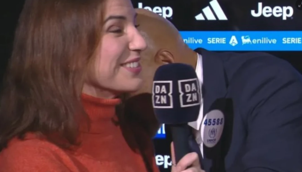 Η πιο περίεργη ανάλυση φάσης στη Serie A ανήκει στον Σπαλέτι – Φίλησε δημοσιογράφο στον ώμο