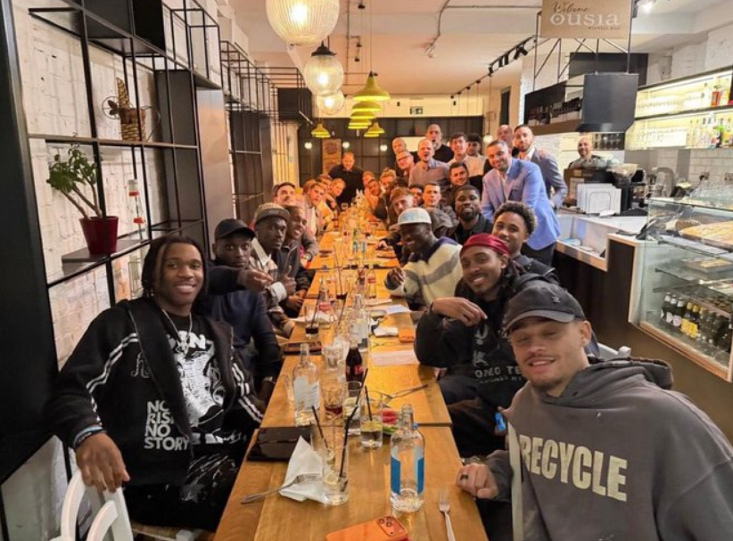 Greek night στην Τότεναμ – Ο Τούντορ παρέθεσε γεύμα στην ομάδα με σουβλάκια, μουσακά και αρνί κλέφτικο!