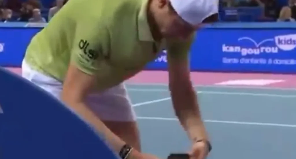 Viral τενίστας: Σταμάτησε στη μέση του τάι μπρέικ για να… τσεκάρει το κινητό του (+vid)